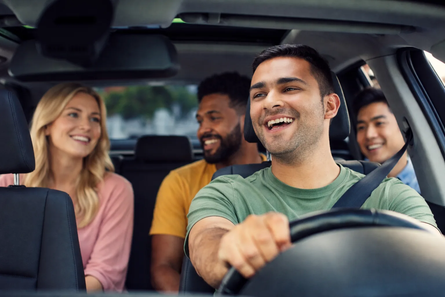 Chauffeur et passagers dans une ambiance conviviale