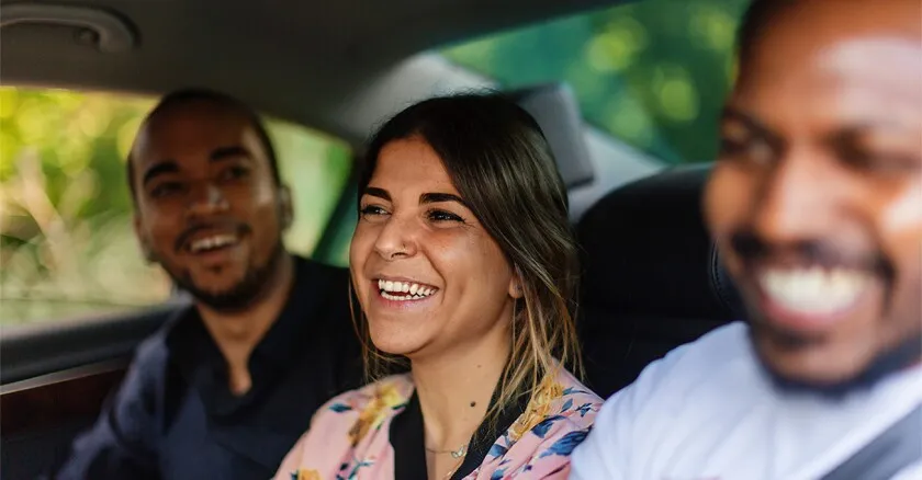 Passagers dans un VTC regardant la publicité Pulse